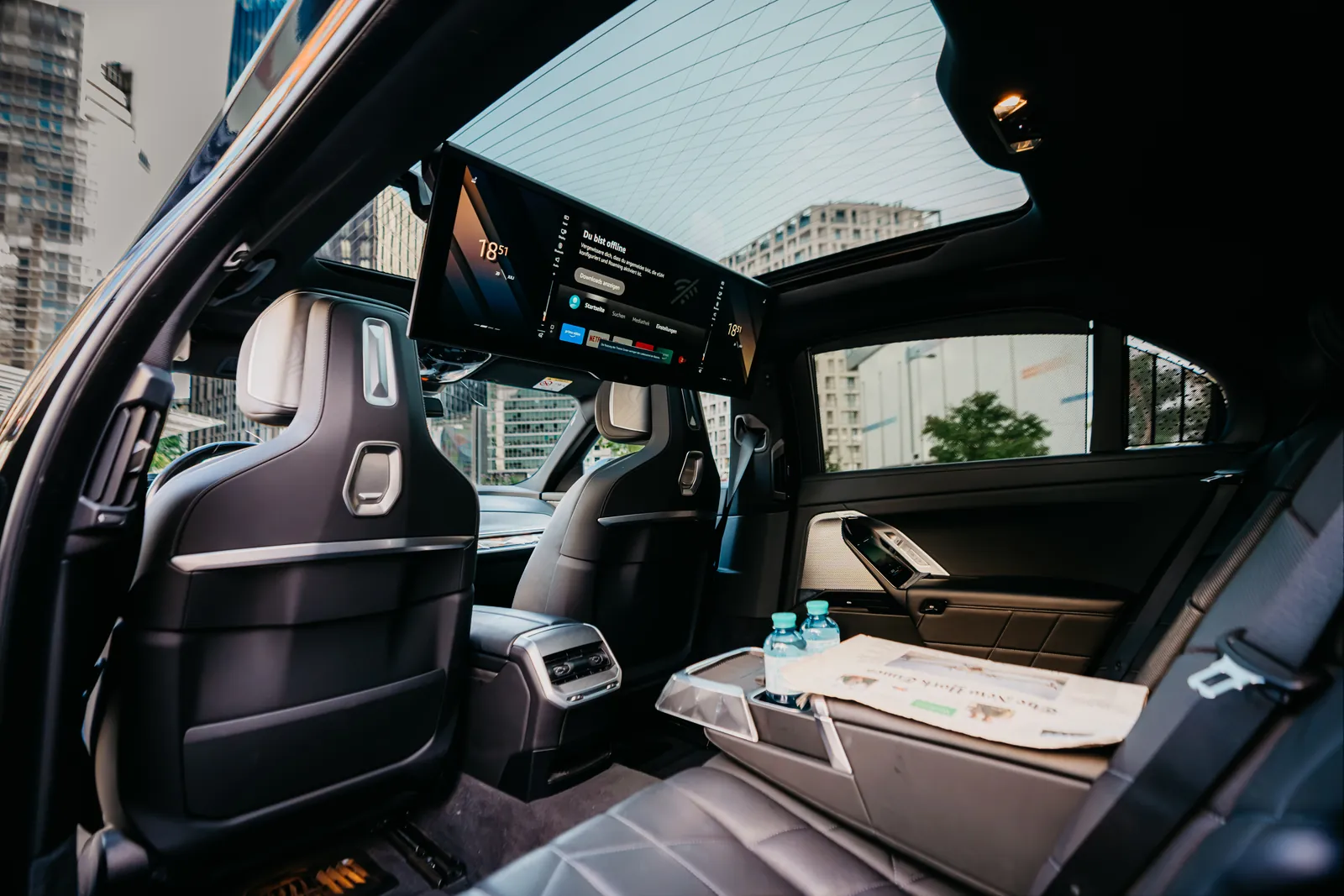Fond des BMW i7 mit ausgeklapptem Theatre Screen