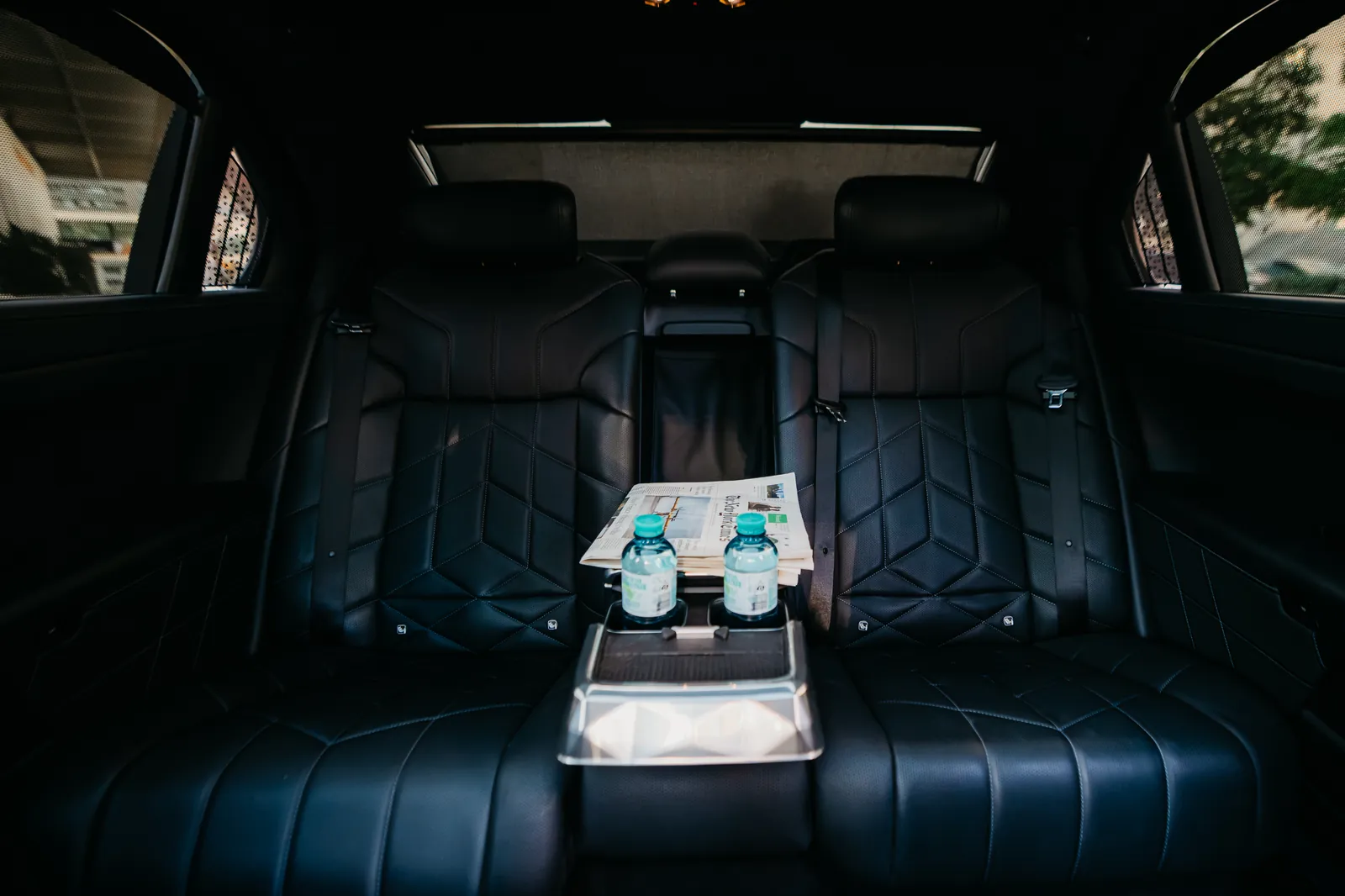 Fond des BMW i7 mit Wasserflaschen und Tageszeitung