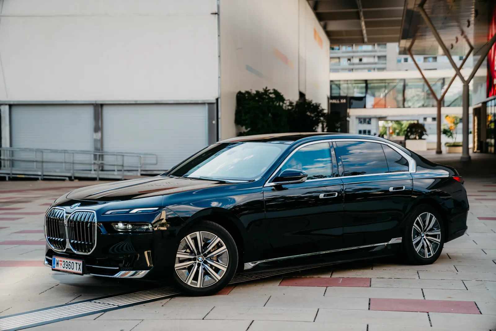 BMW i7 in Schwarz, Seitenansicht