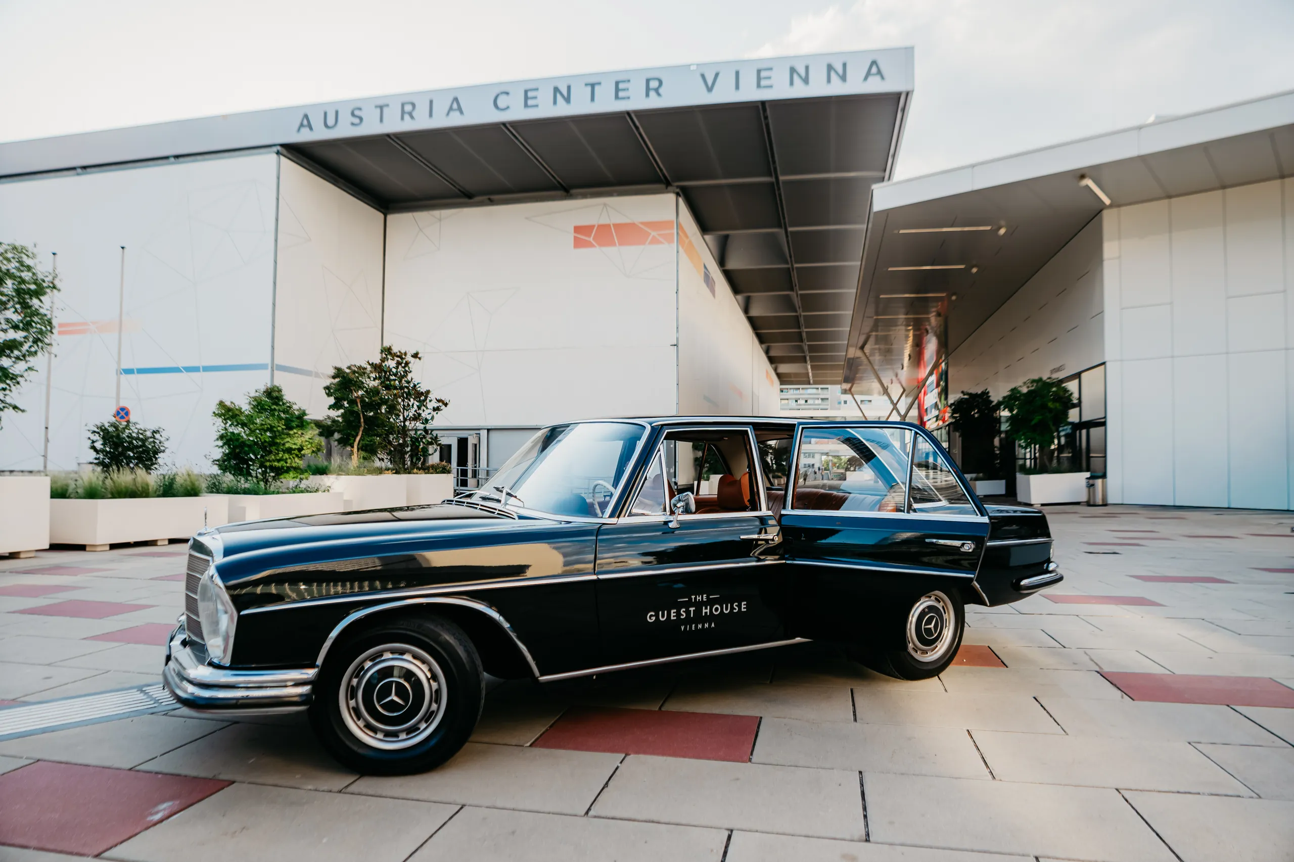 1967er Mercedes Oldtimer mit geöffneten Türen vor dem Austria Center Vienna