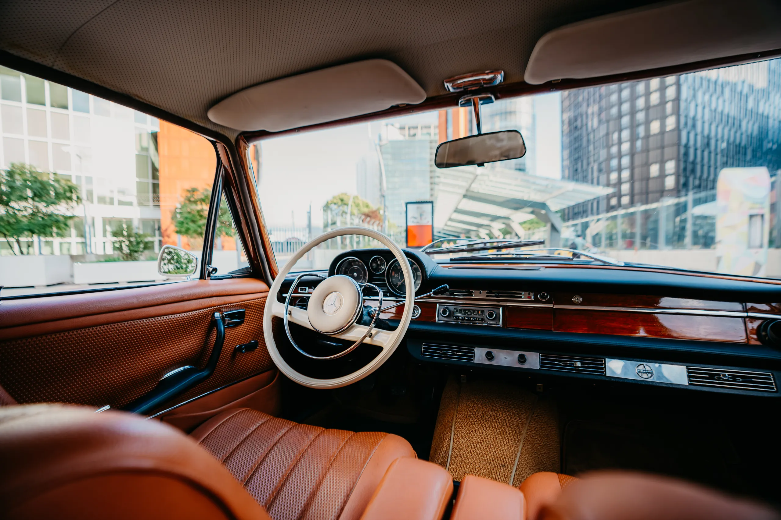 Cockpit des 1967er Mercedes Oldtimer mit Holzarmaturenbrett