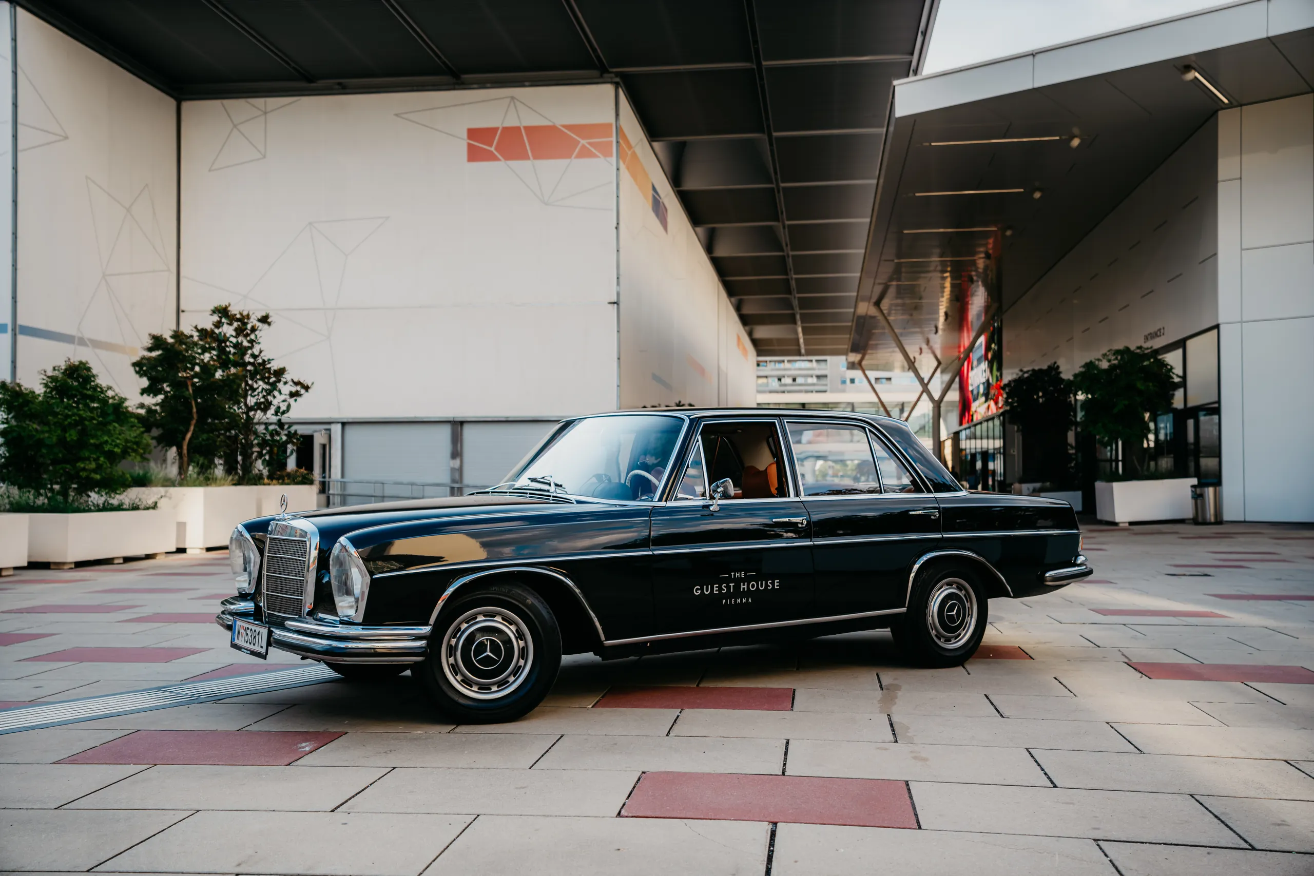 1967er Mercedes Oldtimer in Schwarz, Seitenansicht