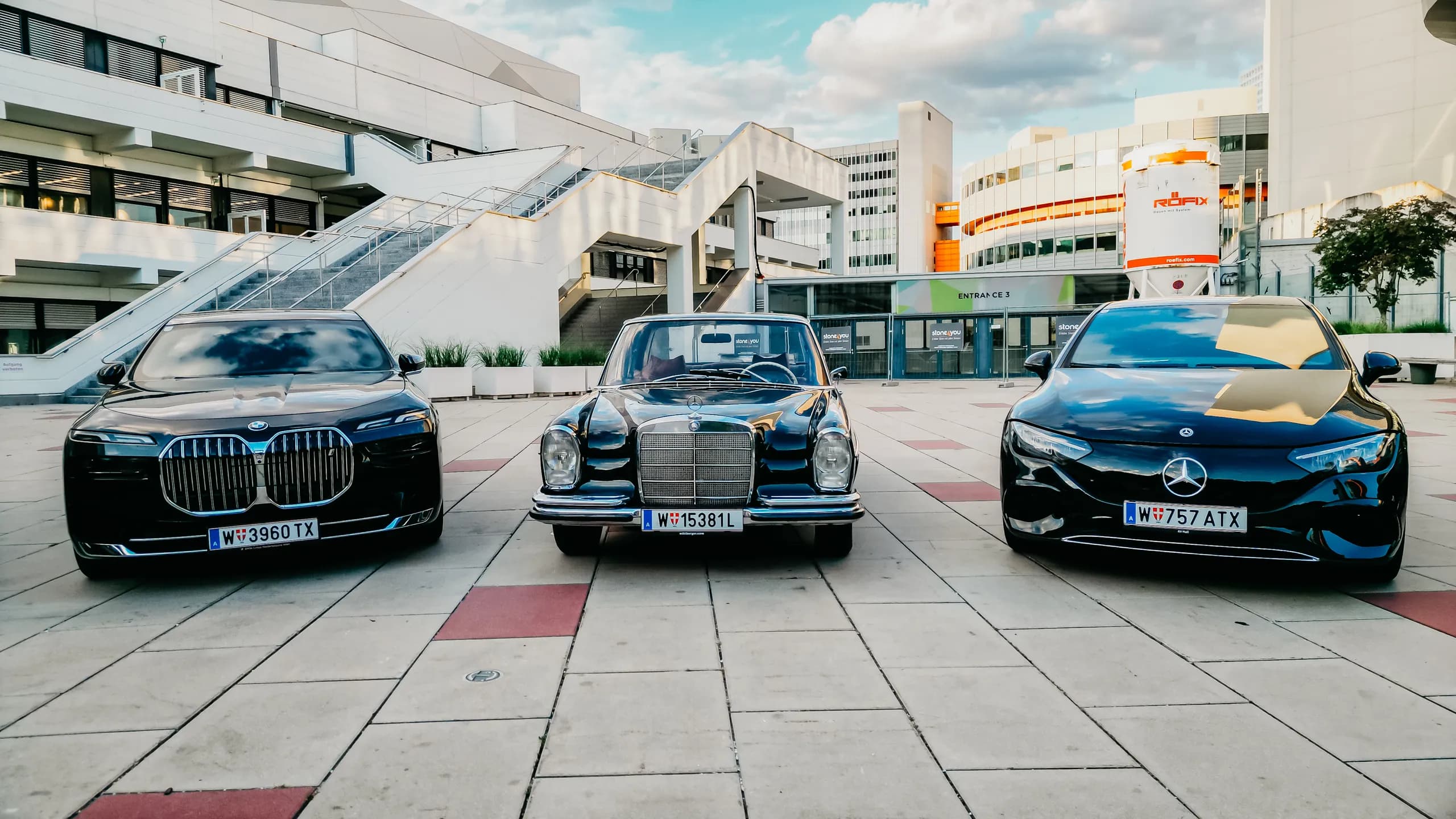 BMW i7, 1967er Mercedes Oldtimer und Mercedes EQE frontal nebeneinander
