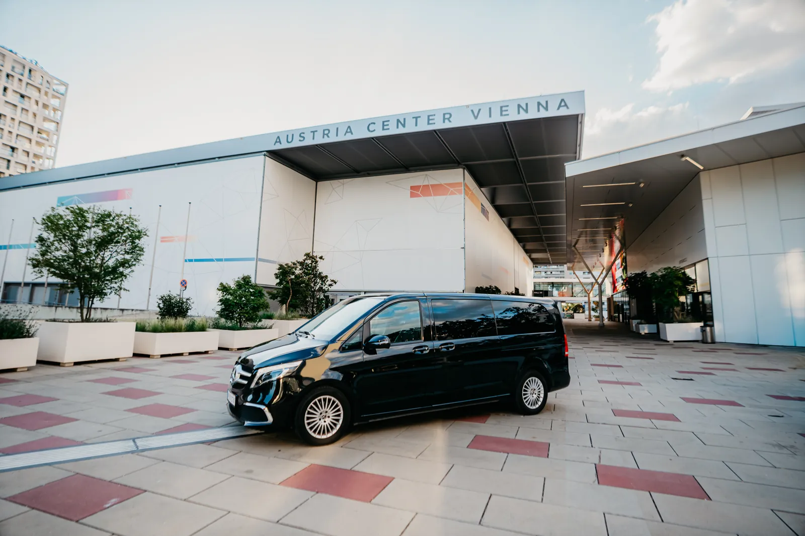 Mercedes V-Klasse vor dem Austria Center Vienna